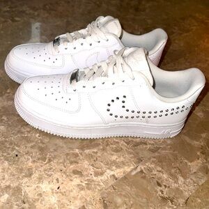 Pair of Ladies SZ 7 -LIKE BRAND NEW - NIKE AIR FORCE ONES With BLING NIK…
